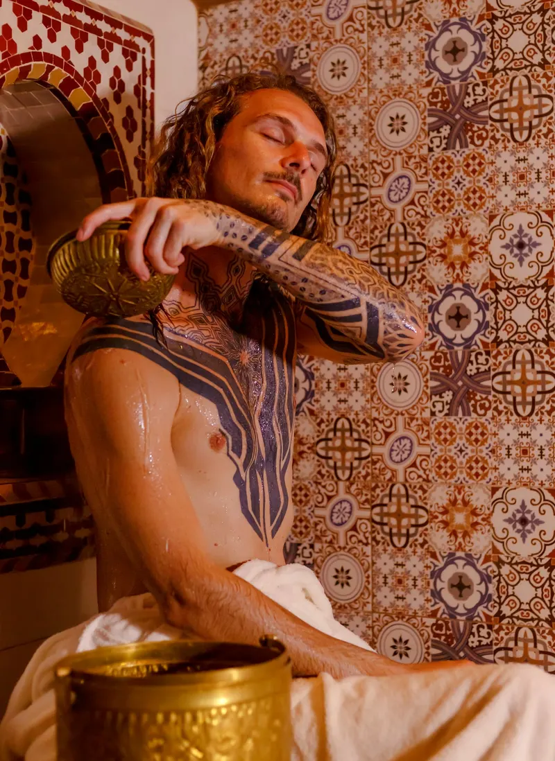 Traditional hammam ritual with a copper bucket - Dragonzay Photography