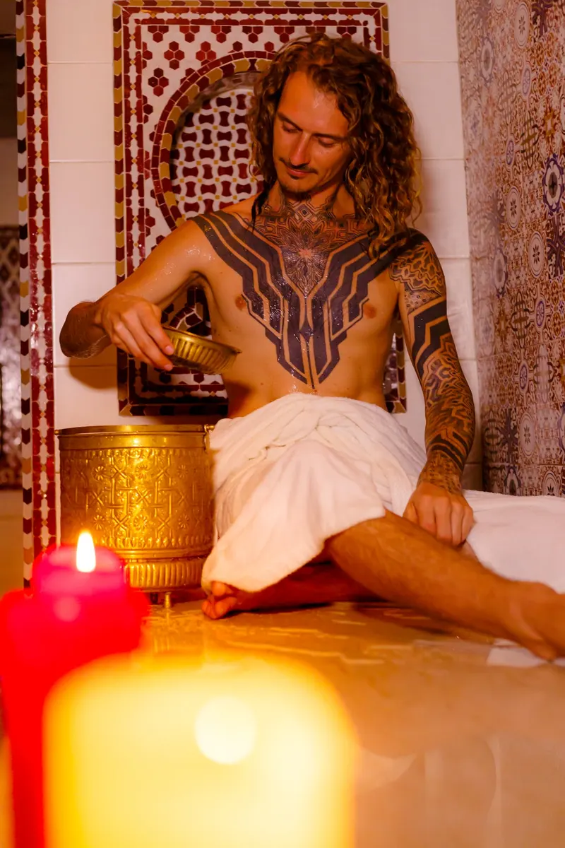 Traditional hammam ritual with a copper bucket - Dragonzay Photography