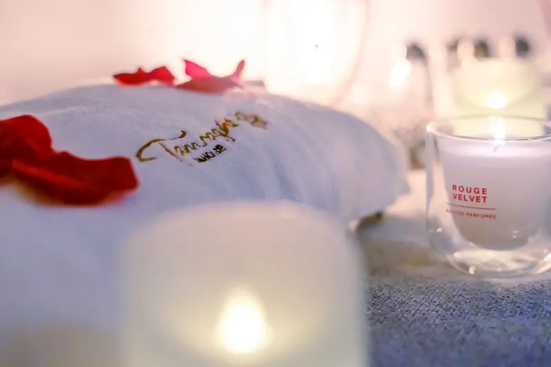 Towel embroidered with the spa logo and a candle - Dragonzay Photography