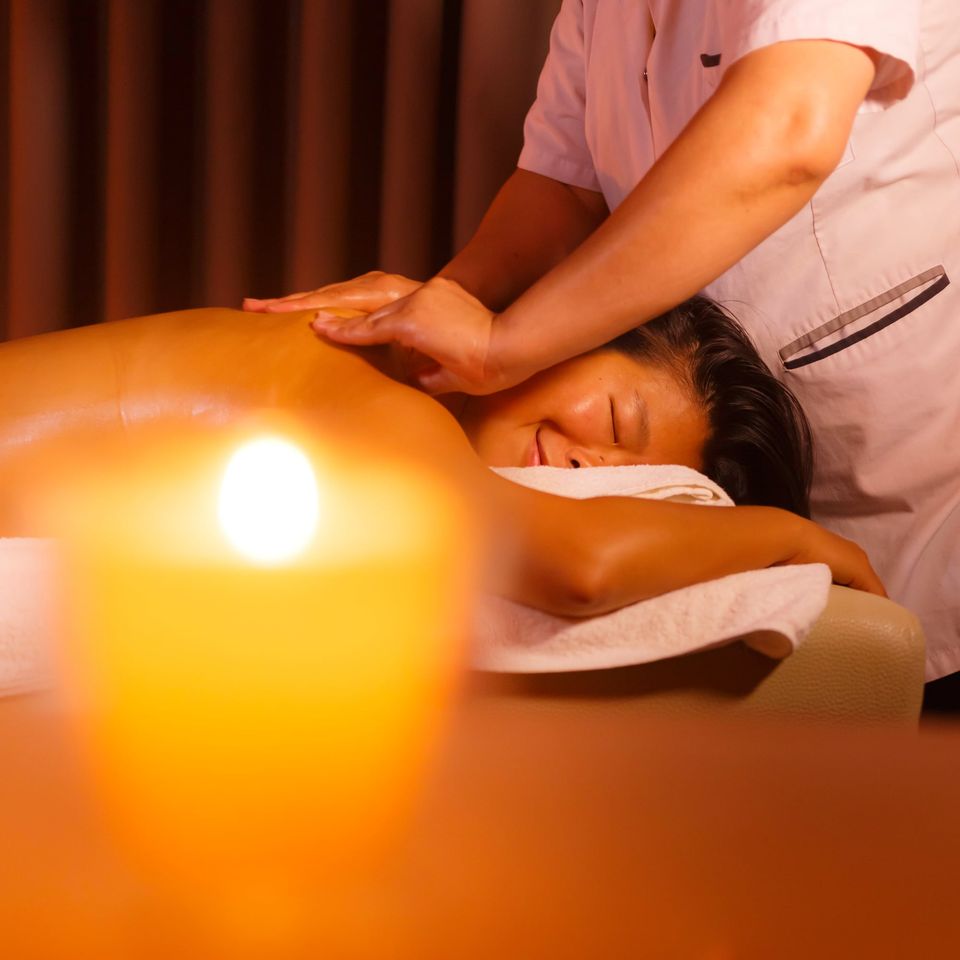 Candlelit back massage in a spa - Dragonzay Photography