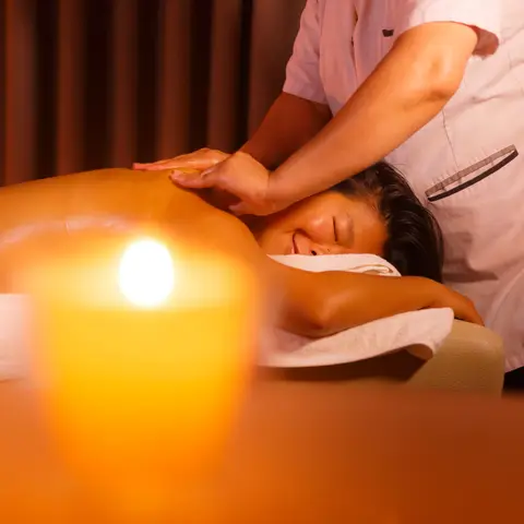 Candlelit back massage in a spa - Dragonzay Photography