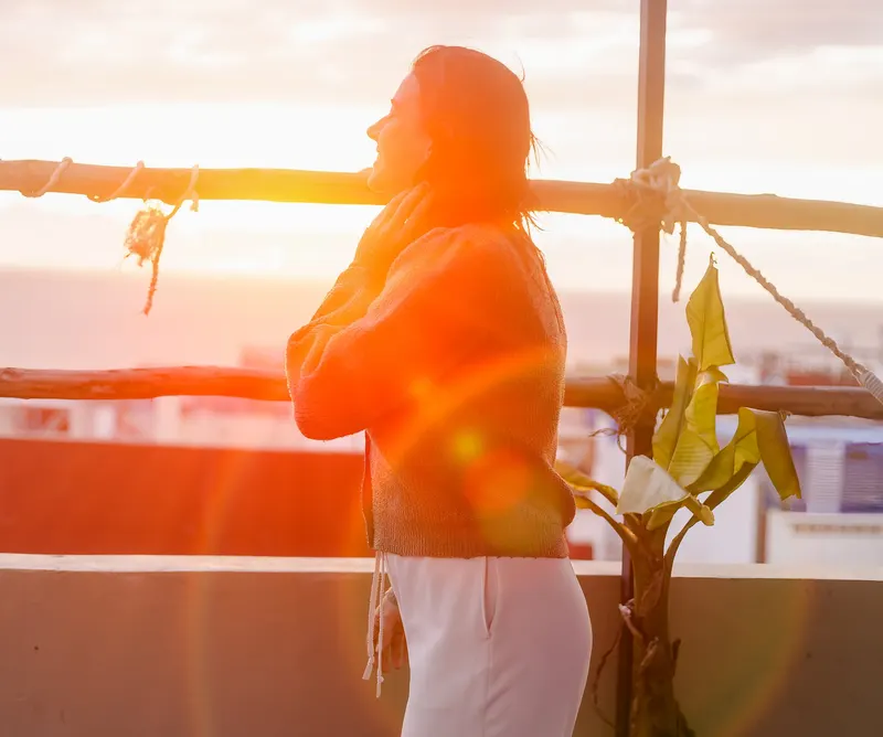 Bride from behind facing the setting sun, hair in the wind - Dragonzay Photography