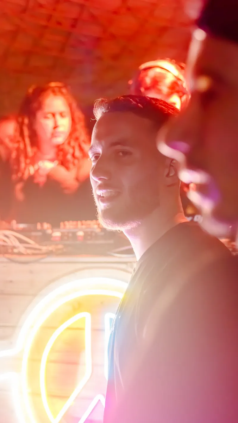 Portrait of a smiling guest under the party neon lights - Dragonzay Photography