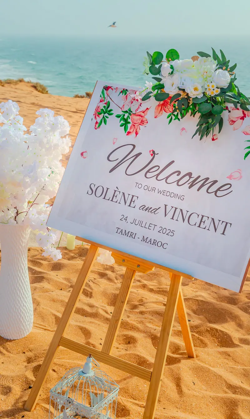 Welcome sign for Solène and Vincent s wedding on the sand - Dragonzay Photography