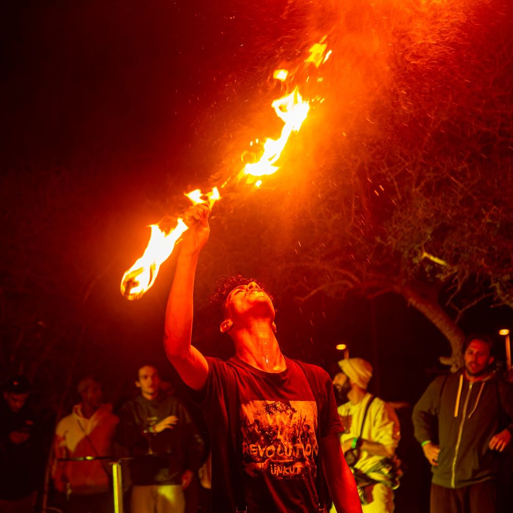 Cracheur de feu devant la foule lors d un festival de nuit - Dragonzay Photography