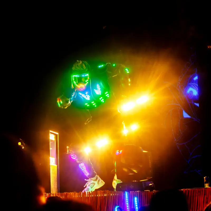 Stage lit in blue and yellow during a night concert - Dragonzay Photography