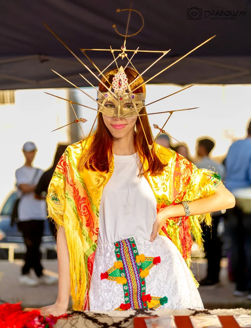 Performer in a golden traditional costume and Venetian mask - Dragonzay Photography