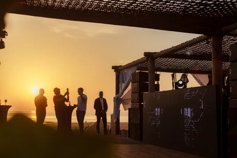 Silhouettes at sunset in front of the seaside stage - Dragonzay Photography