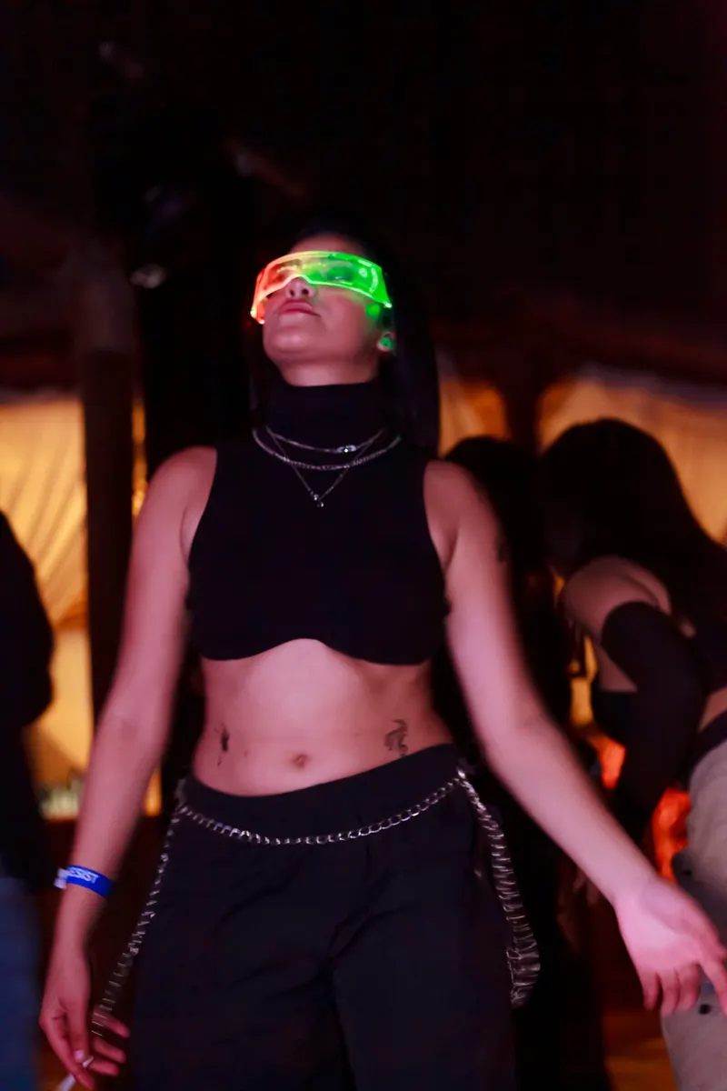Festival-goer wearing green neon glasses - Dragonzay Photography