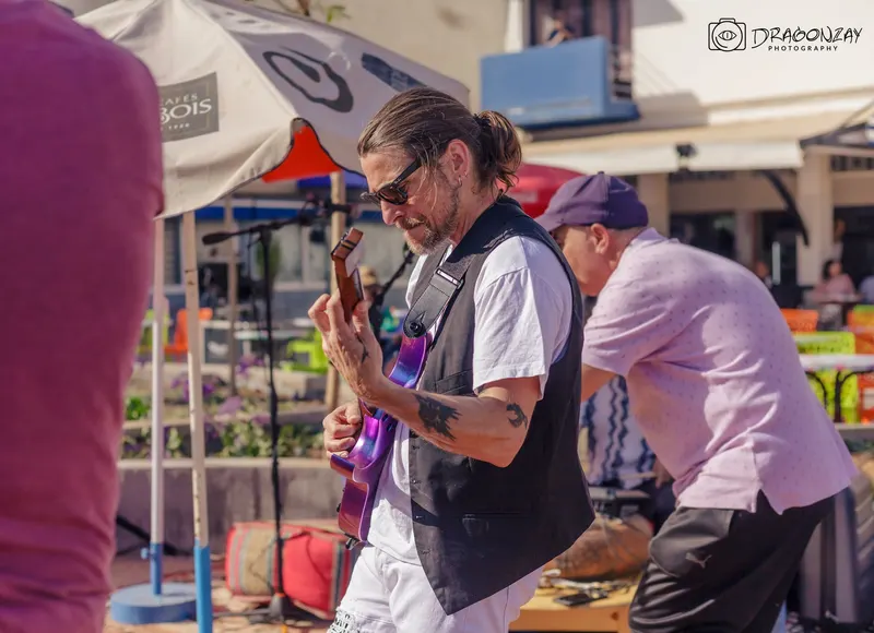 Guitariste jouant en plein air lors d un festival - Dragonzay Photography
