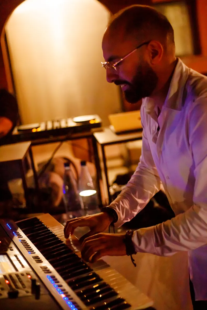 Pianiste sur scène dans une ambiance tamisée - Dragonzay Photography