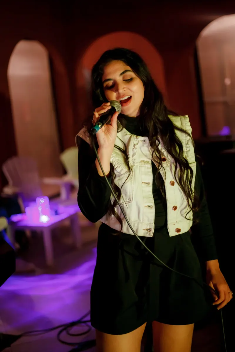 Chanteuse au micro sous une lumière rose - Dragonzay Photography