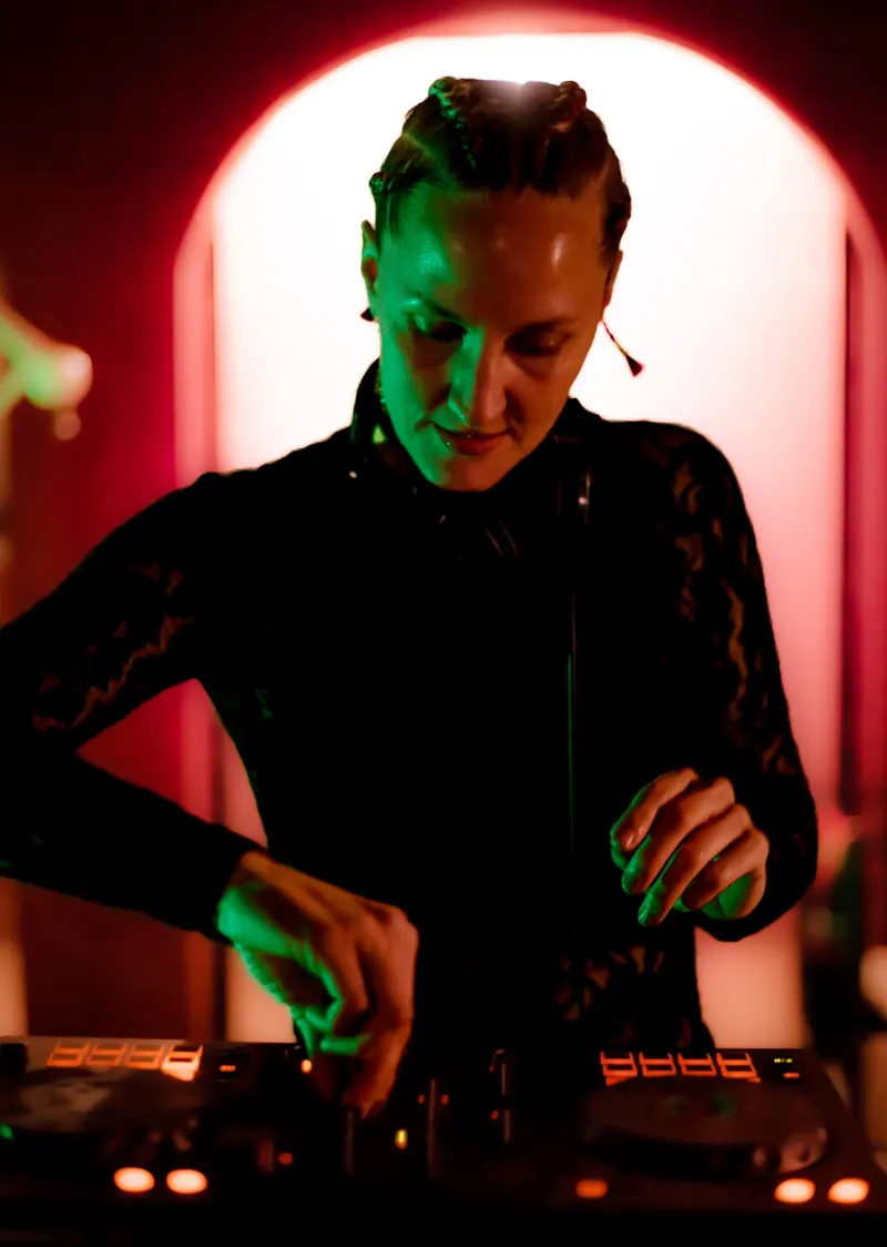 DJ concentrée sur ses platines - Dragonzay Photography