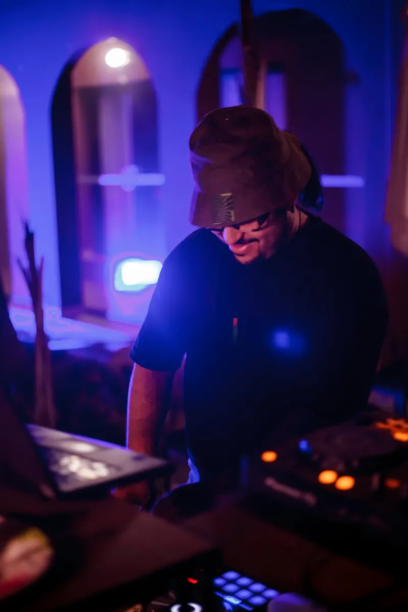 DJ mixant sous une lumière bleue - Dragonzay Photography