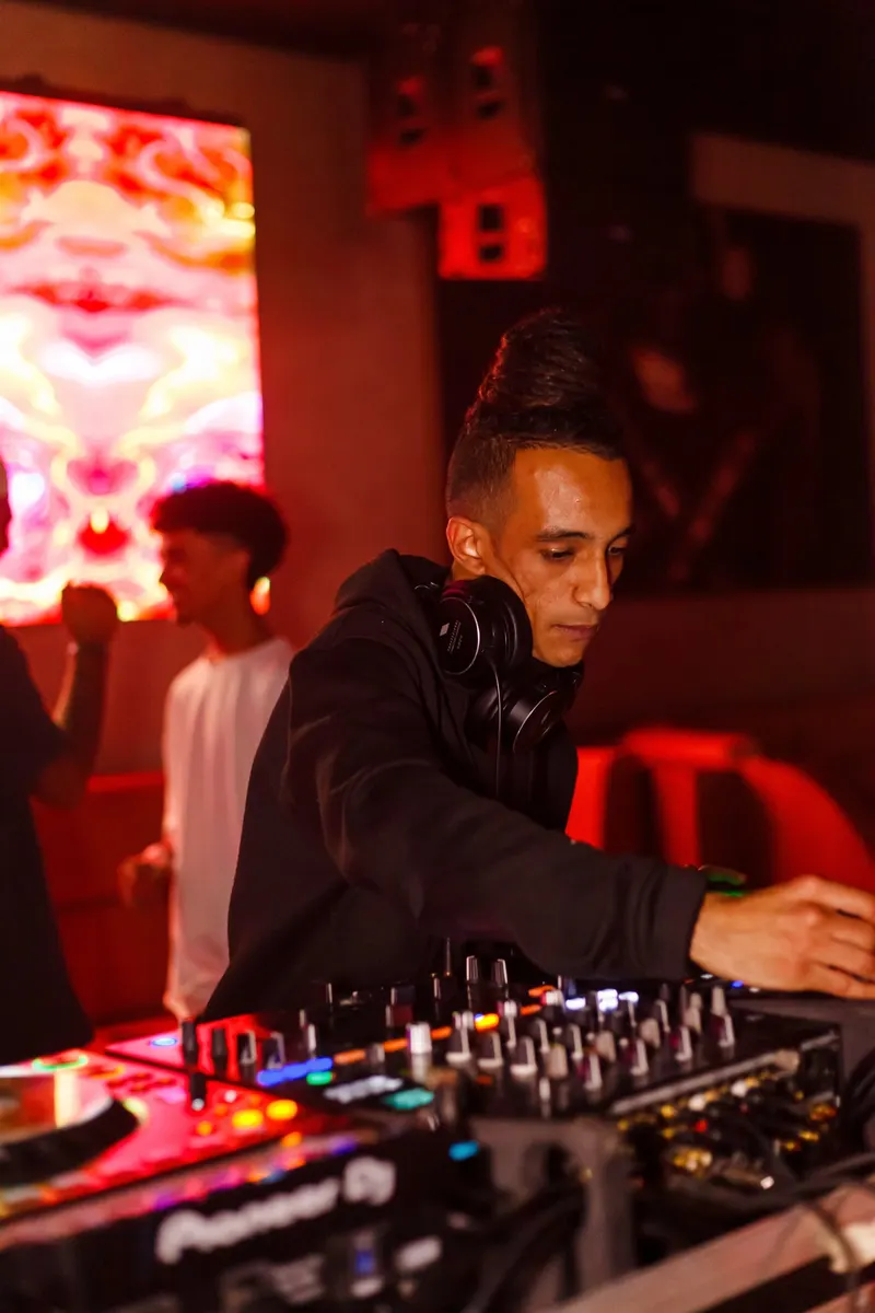 DJ au casque dans une ambiance rouge - Dragonzay Photography