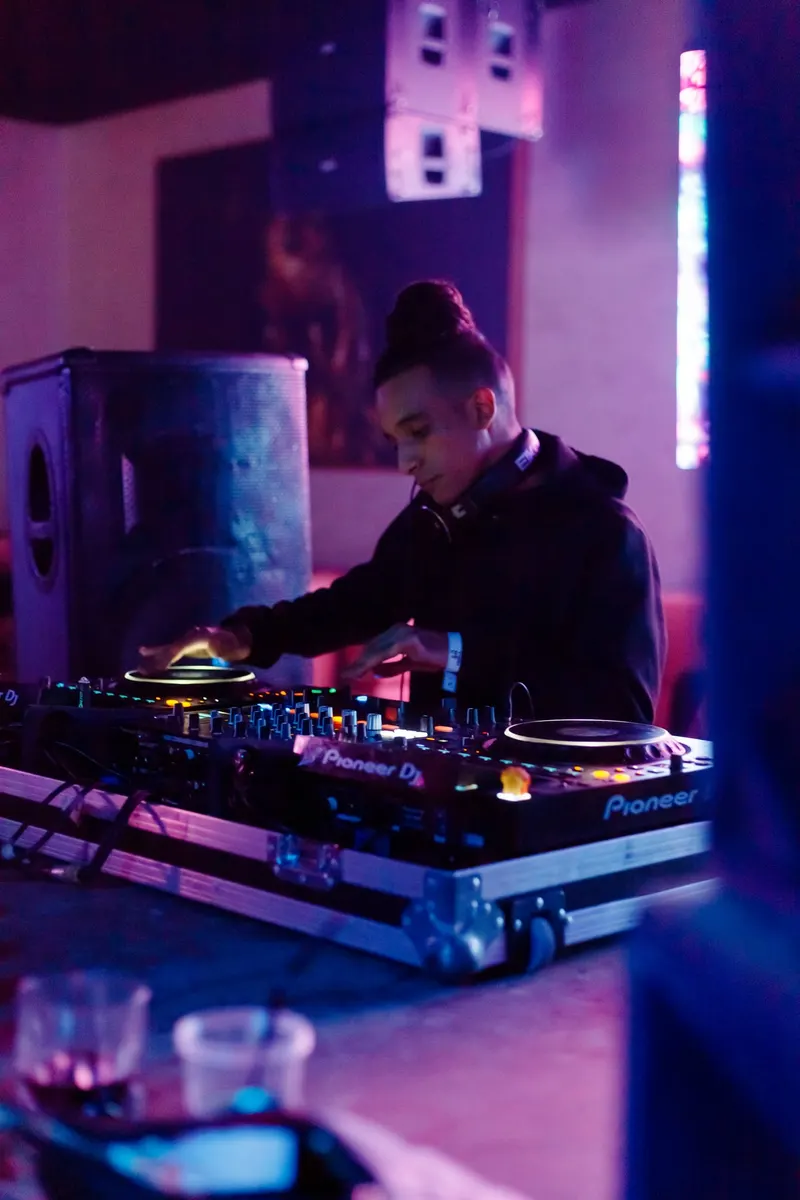 DJ sur platines Pioneer sous une lumière violette - Dragonzay Photography