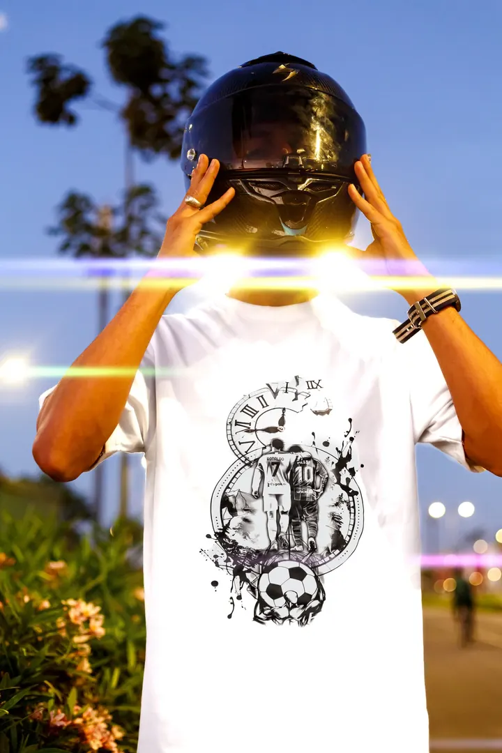 Homme casqué en t-shirt imprimé, shooting de nuit pour une marque de streetwear - Dragonzay Photography