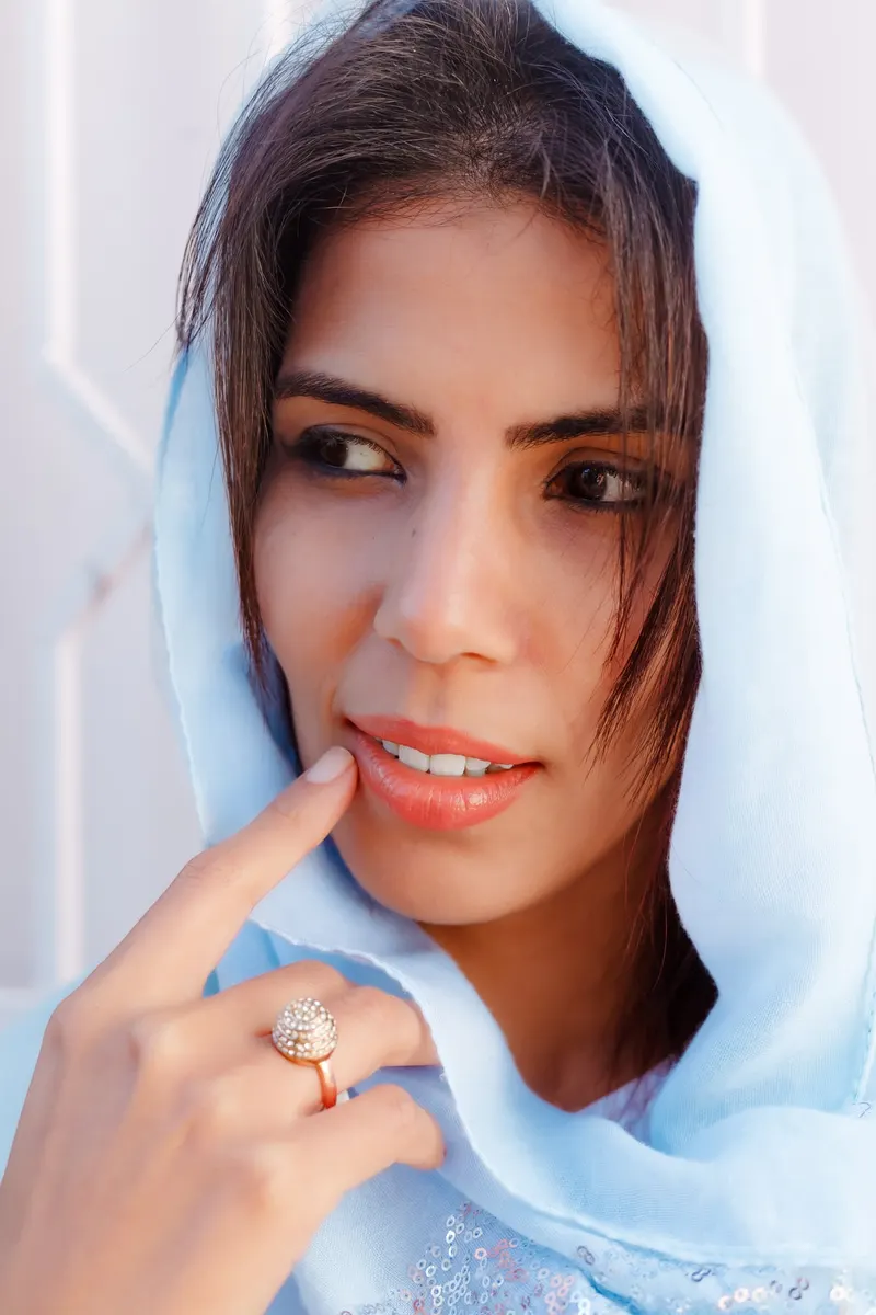 Fashion portrait of a woman in a light blue scarf - Dragonzay Photography