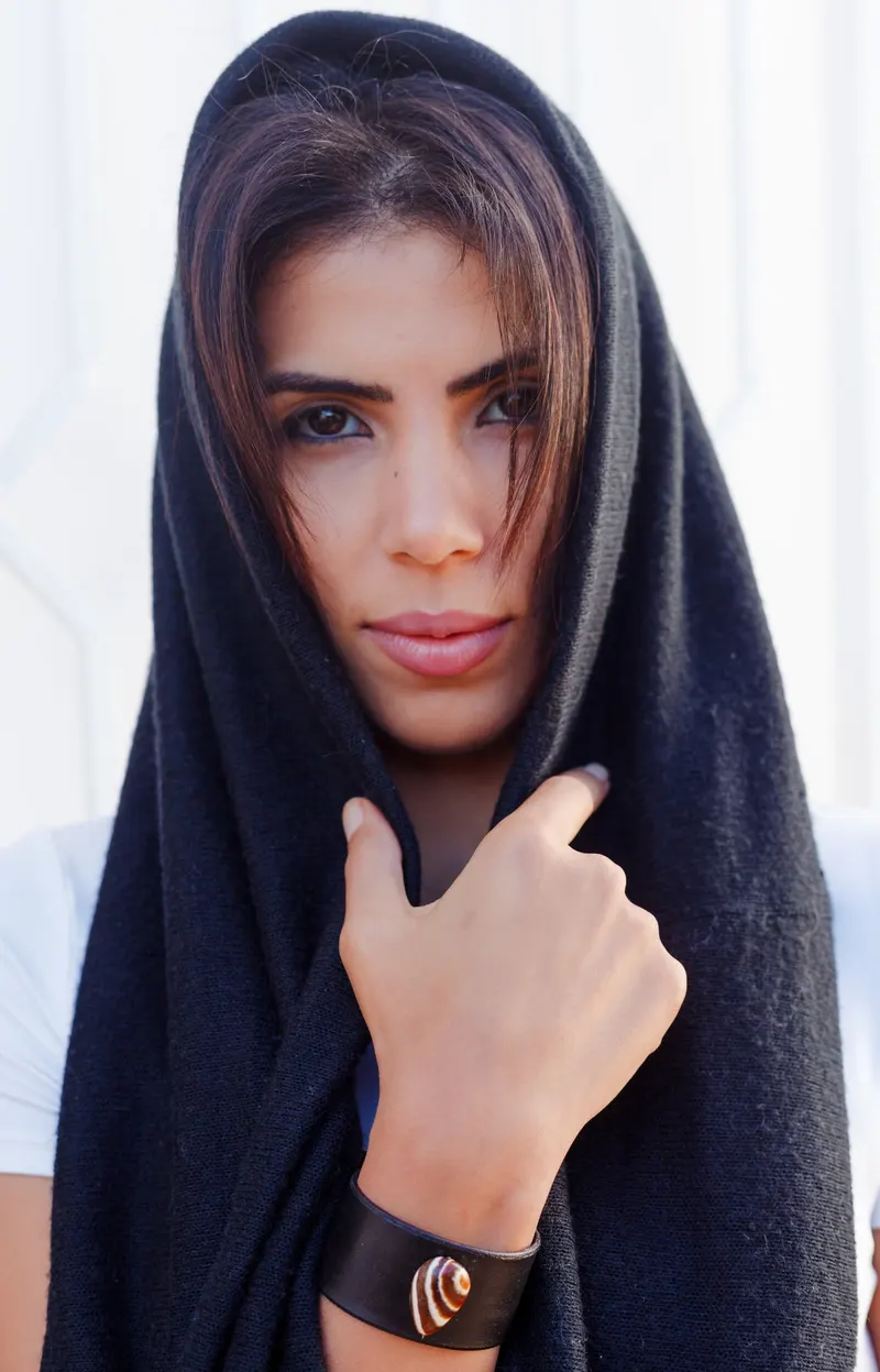 Fashion portrait in a black scarf, looking at the camera - Dragonzay Photography