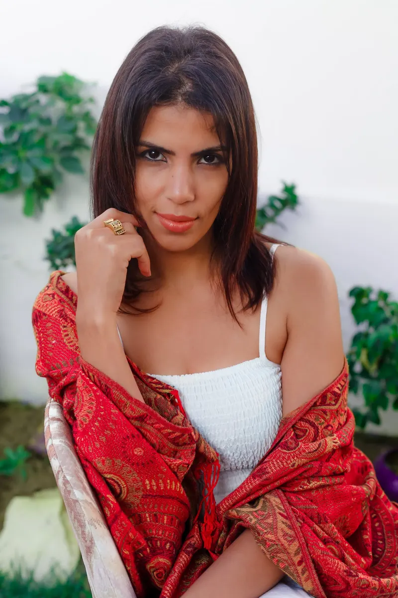 Modèle en châle rouge brodé, regard caméra - Dragonzay Photography