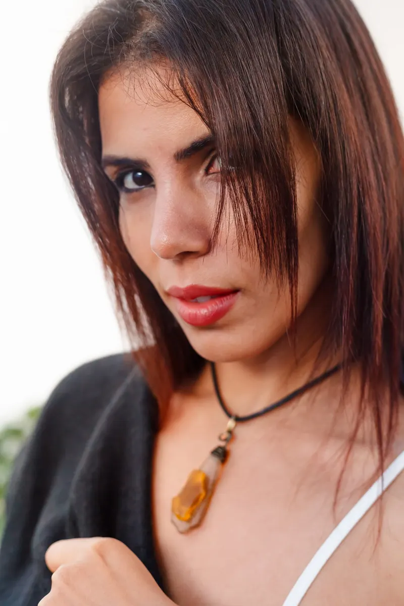 Portrait mode en pull gris avec un collier pendentif - Dragonzay Photography