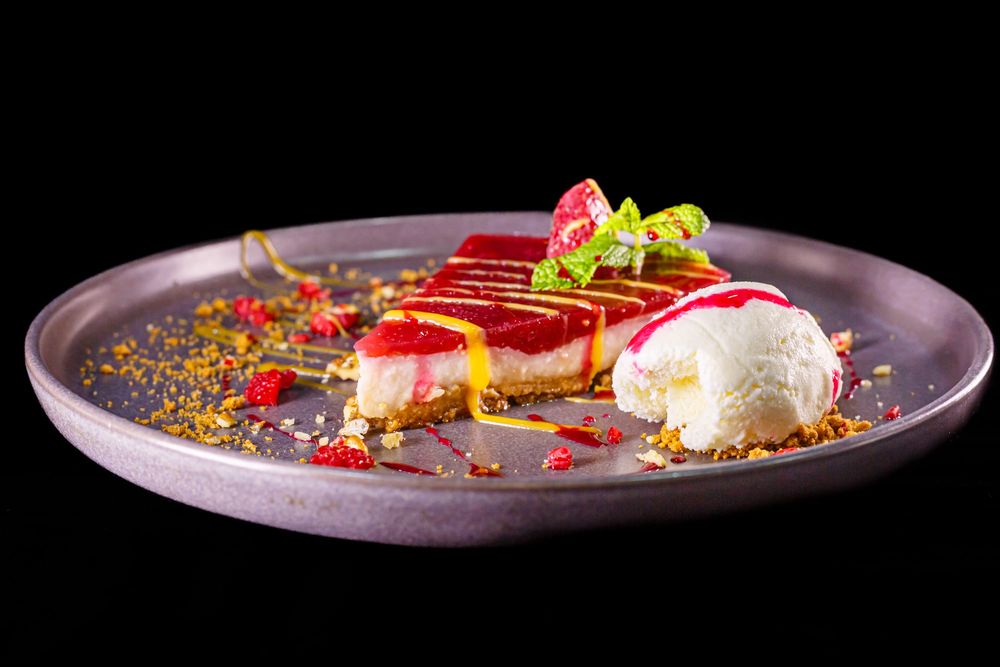 Cheesecake aux fruits rouges avec une boule de glace - Dragonzay Photography