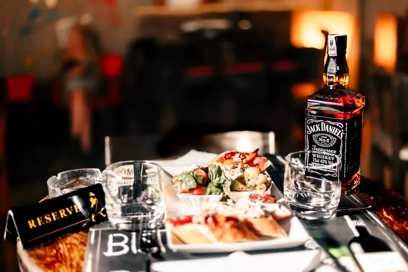 Restaurant plate served with a bottle of Jack Daniel s - Dragonzay Photography
