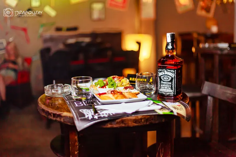 Restaurant plate served with a bottle of Jack Daniel s - Dragonzay Photography
