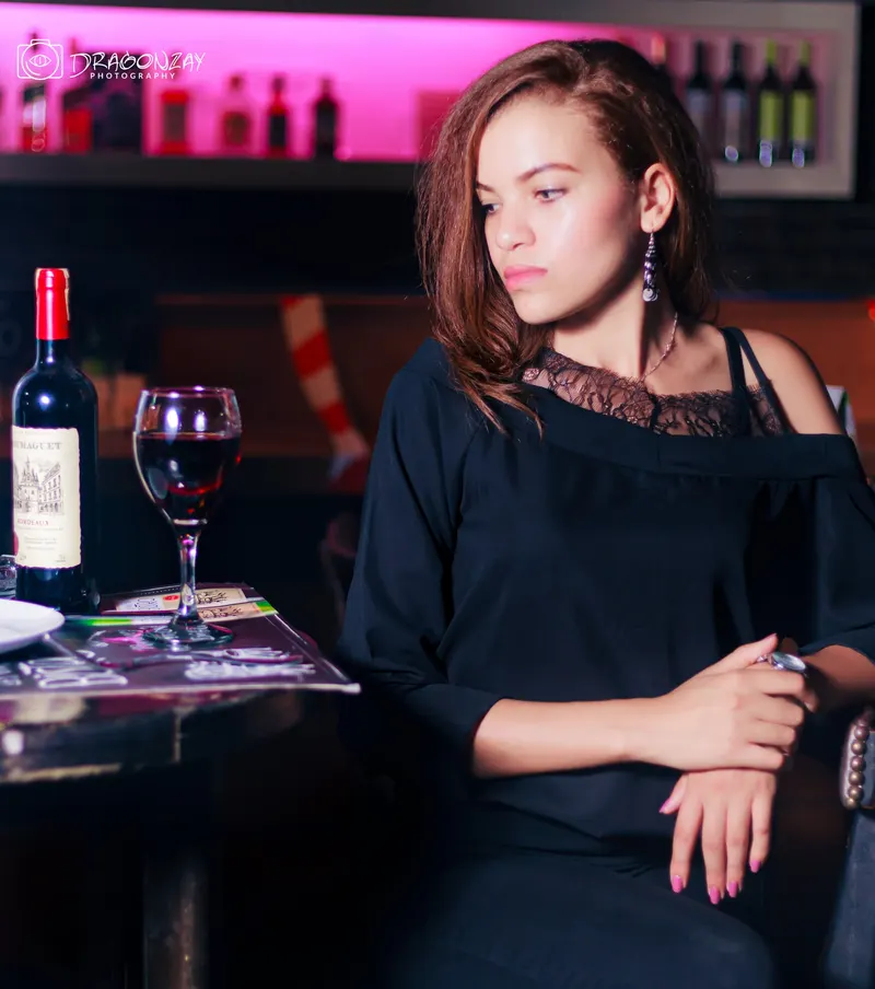 Customer at the counter of a lounge bar - Dragonzay Photography