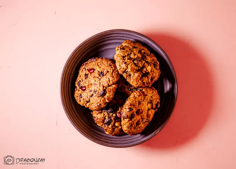 Cookies seen from above on a pink background - Dragonzay Photography