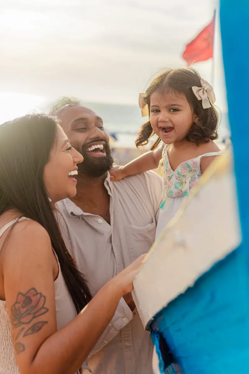Family photoshoot on Agadir beach, parents and little girl - Dragonzay Photography