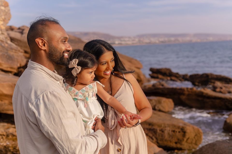 Séance photo famille sur la plage d Agadir, parents et fillette - Dragonzay Photography