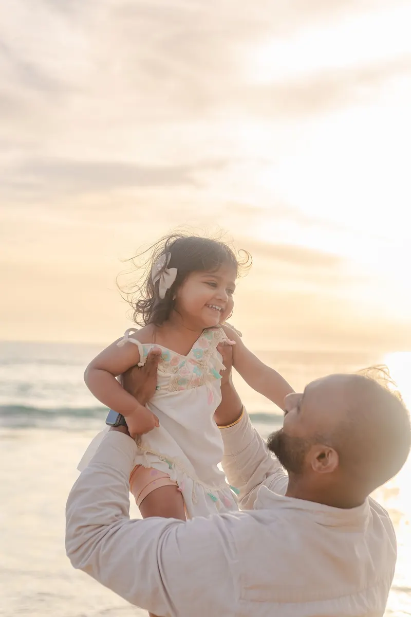 Family photoshoot on Agadir beach, parents and little girl - Dragonzay Photography