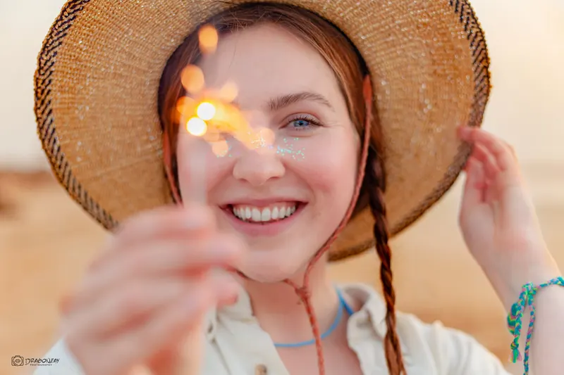 Portrait holding a sparkler at sunset - Dragonzay Photography