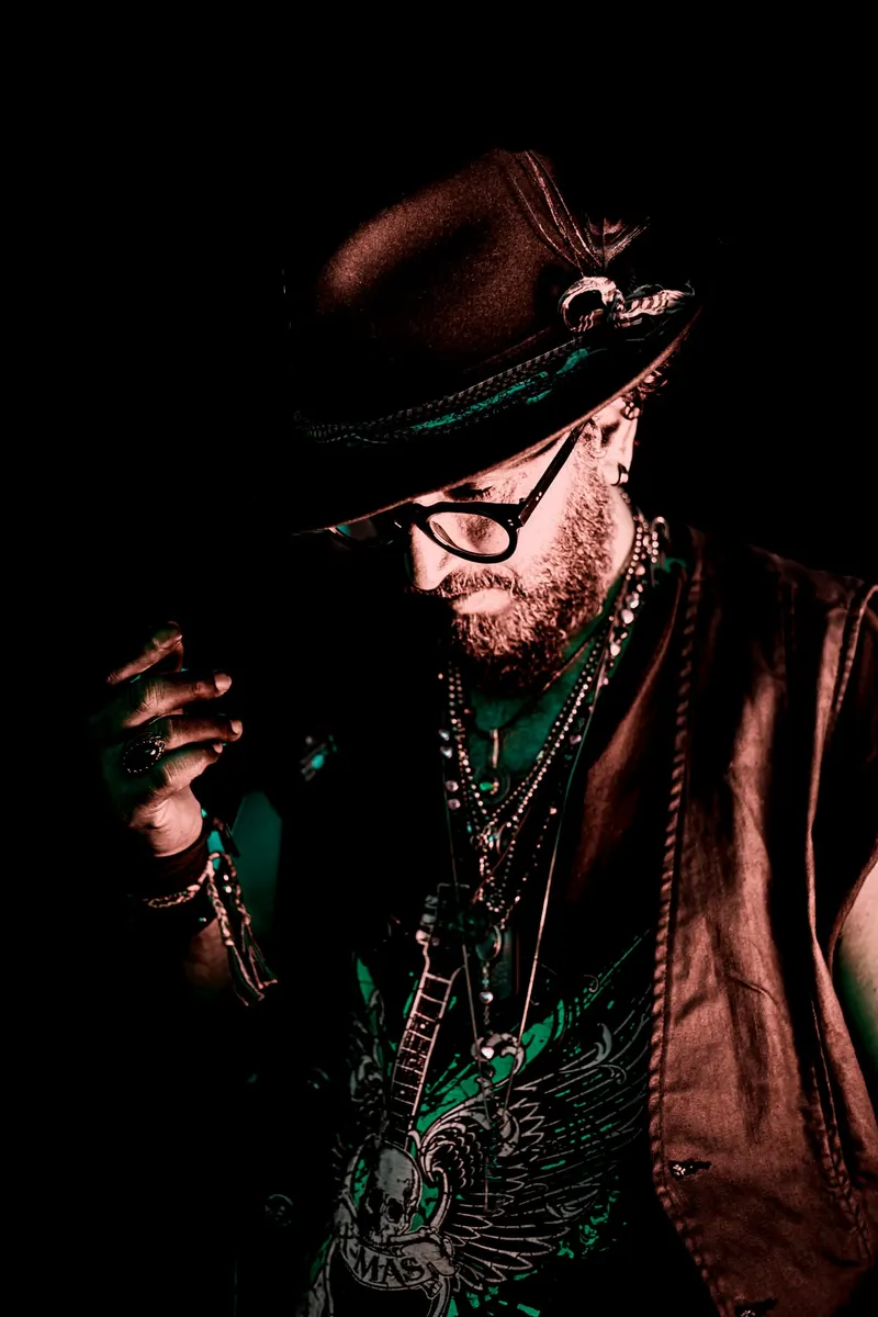 Artistic portrait of a bearded man in a hat and round glasses - Dragonzay Photography