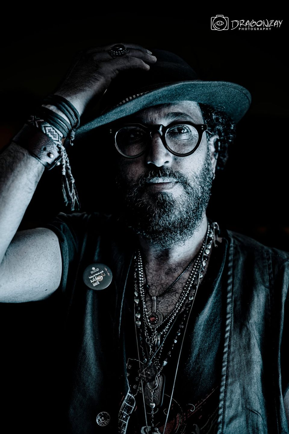 Portrait artistique d un homme barbu en chapeau et lunettes rondes - Dragonzay Photography