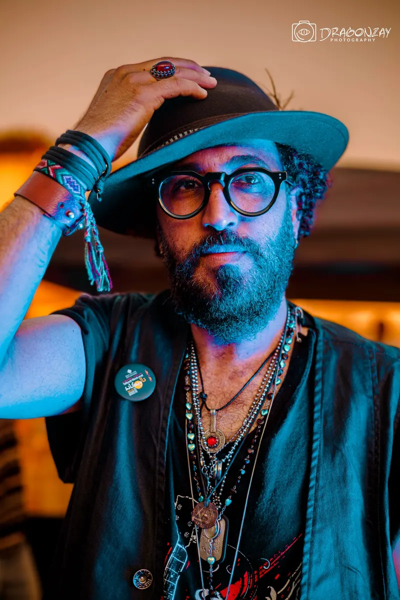 Artistic portrait of a bearded man in a hat and round glasses - Dragonzay Photography