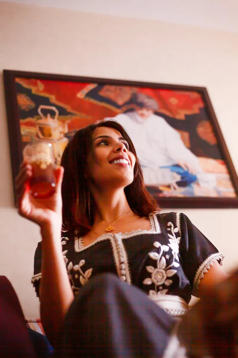 Portrait in an embroidered black dress in a Moroccan lounge - Dragonzay Photography