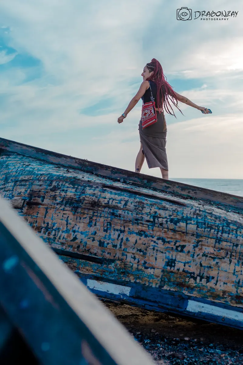 Portrait in front of an old wooden boat - Dragonzay Photography