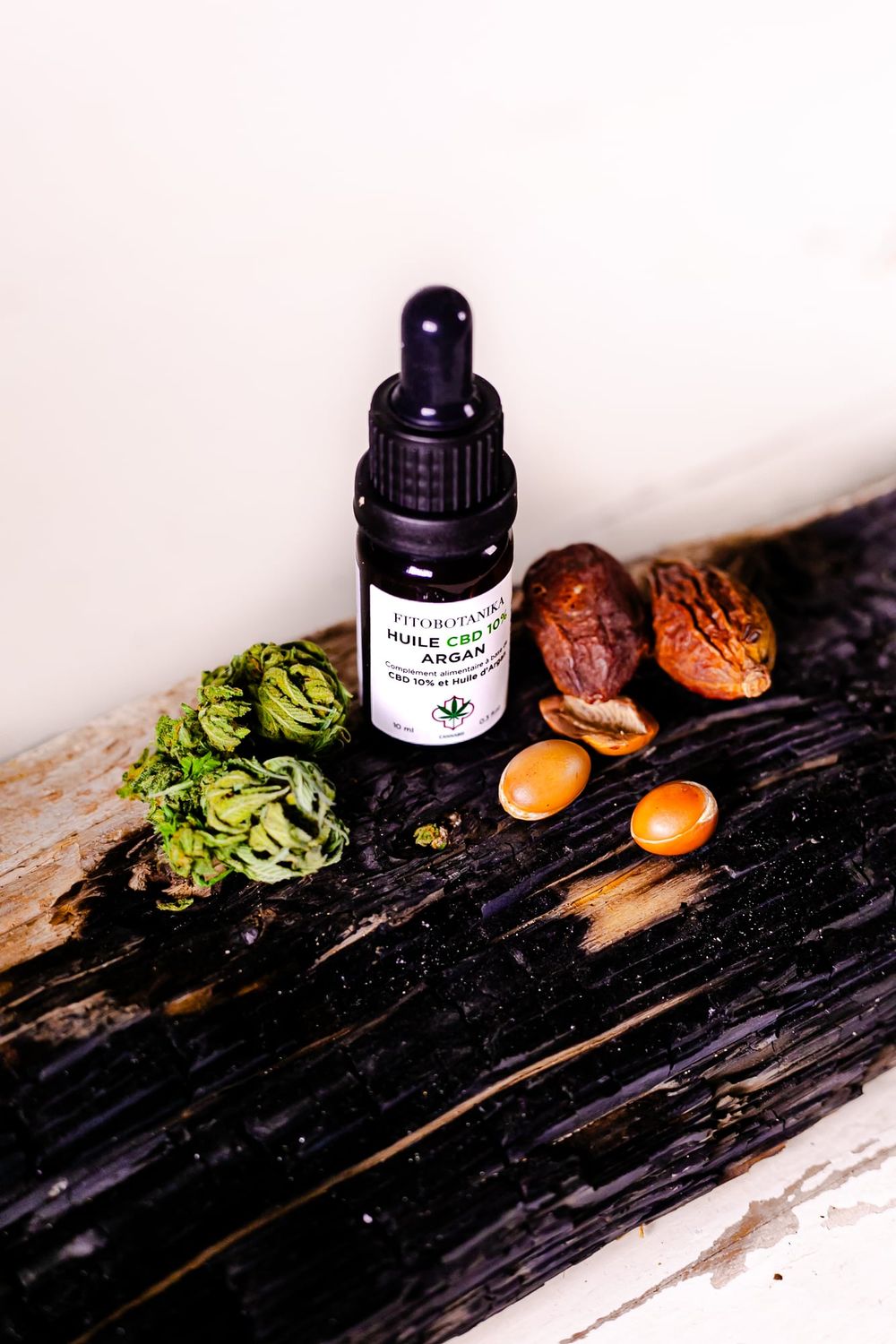 Soins Botanika au CBD, packshot sur bois brûlé - Dragonzay Photography
