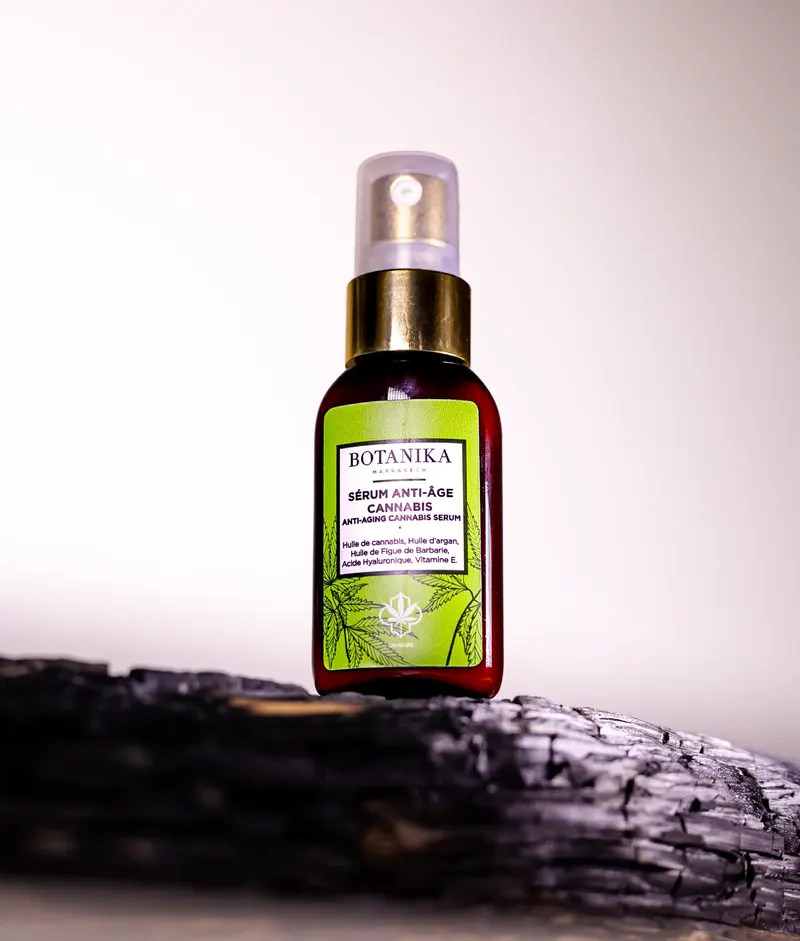 Soins Botanika au CBD, packshot sur bois brûlé - Dragonzay Photography