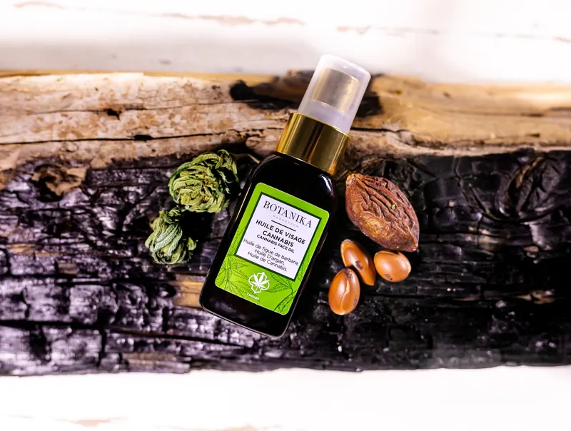 Soins Botanika au CBD, packshot sur bois brûlé - Dragonzay Photography