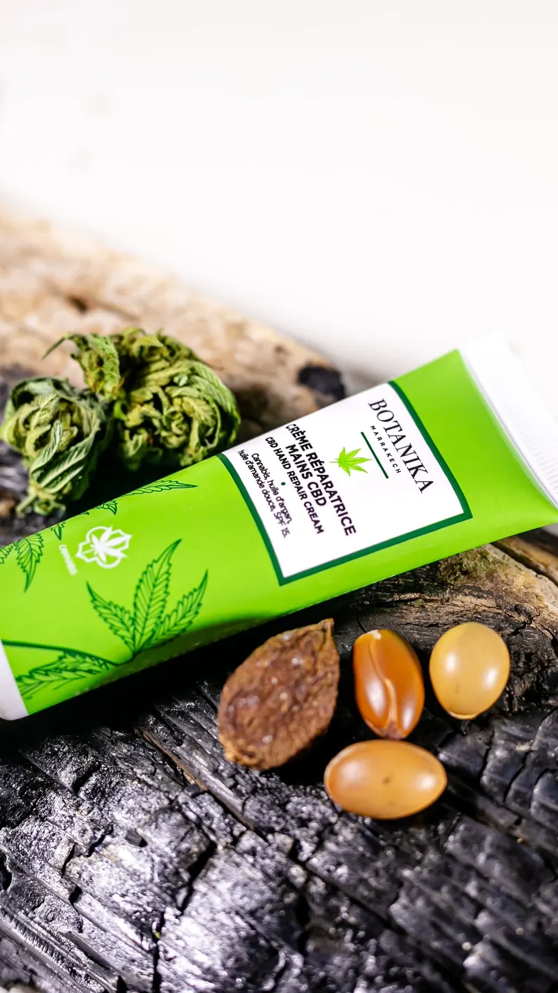 Soins Botanika au CBD, packshot sur bois brûlé - Dragonzay Photography