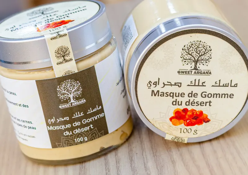 Soins Botanika au CBD, packshot sur bois brûlé - Dragonzay Photography