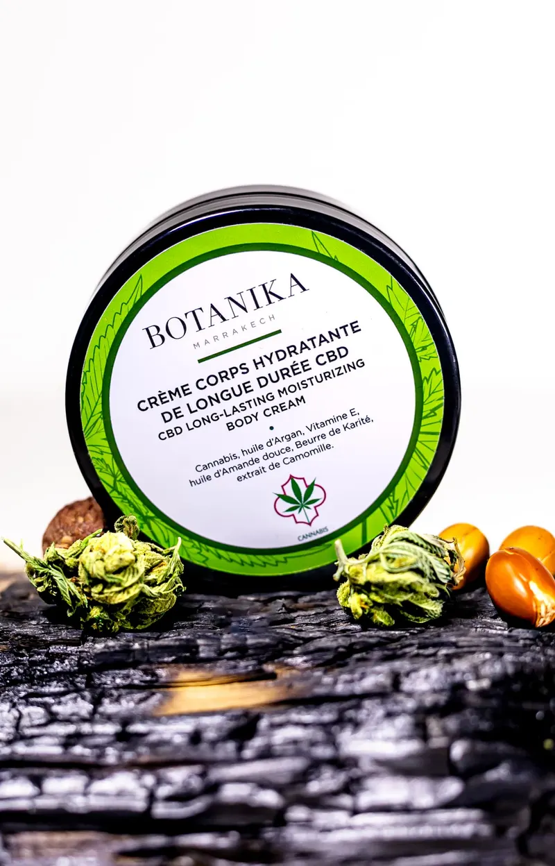 Soins Botanika au CBD, packshot sur bois brûlé - Dragonzay Photography