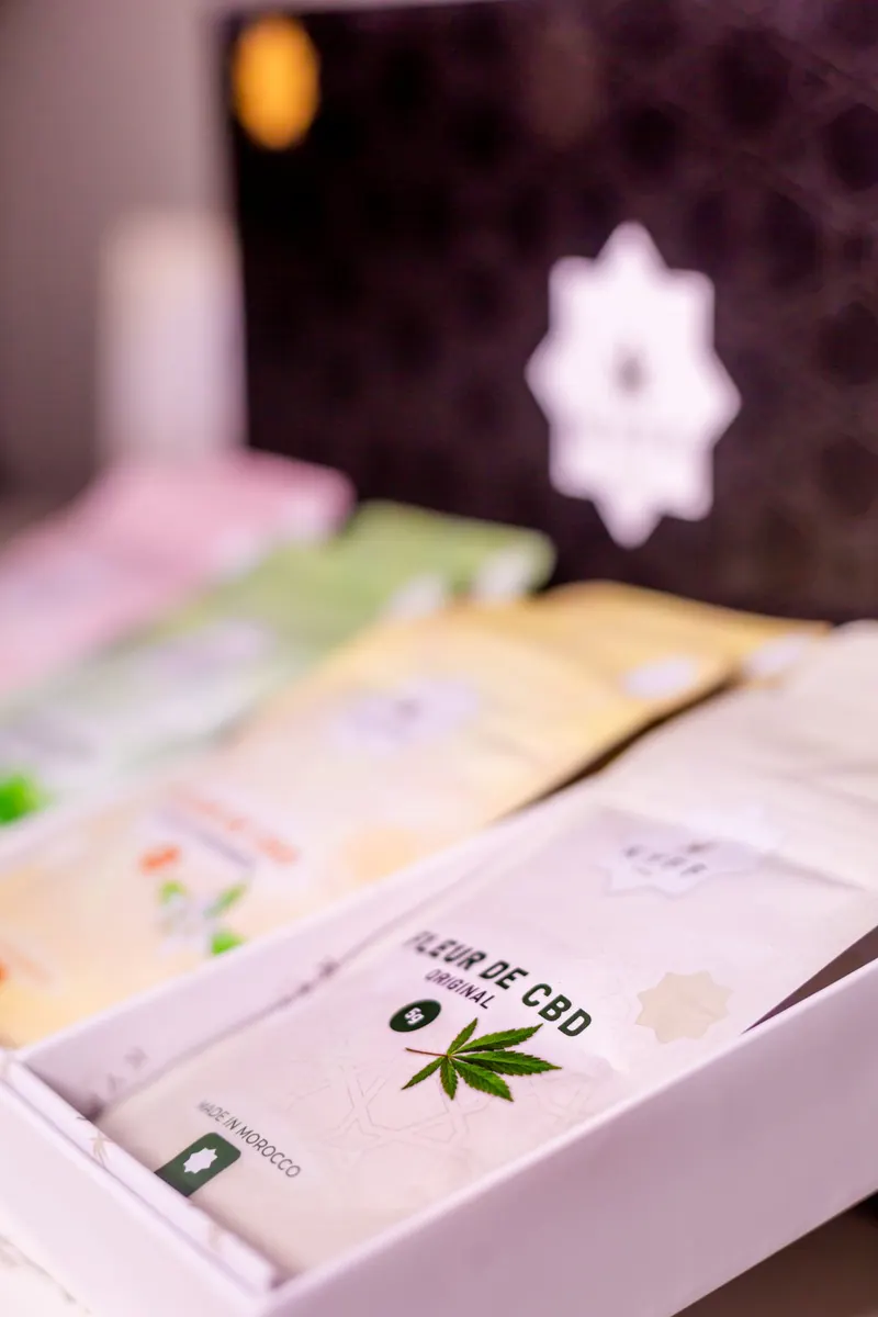 Sachets de fleurs de CBD sur une table - Dragonzay Photography