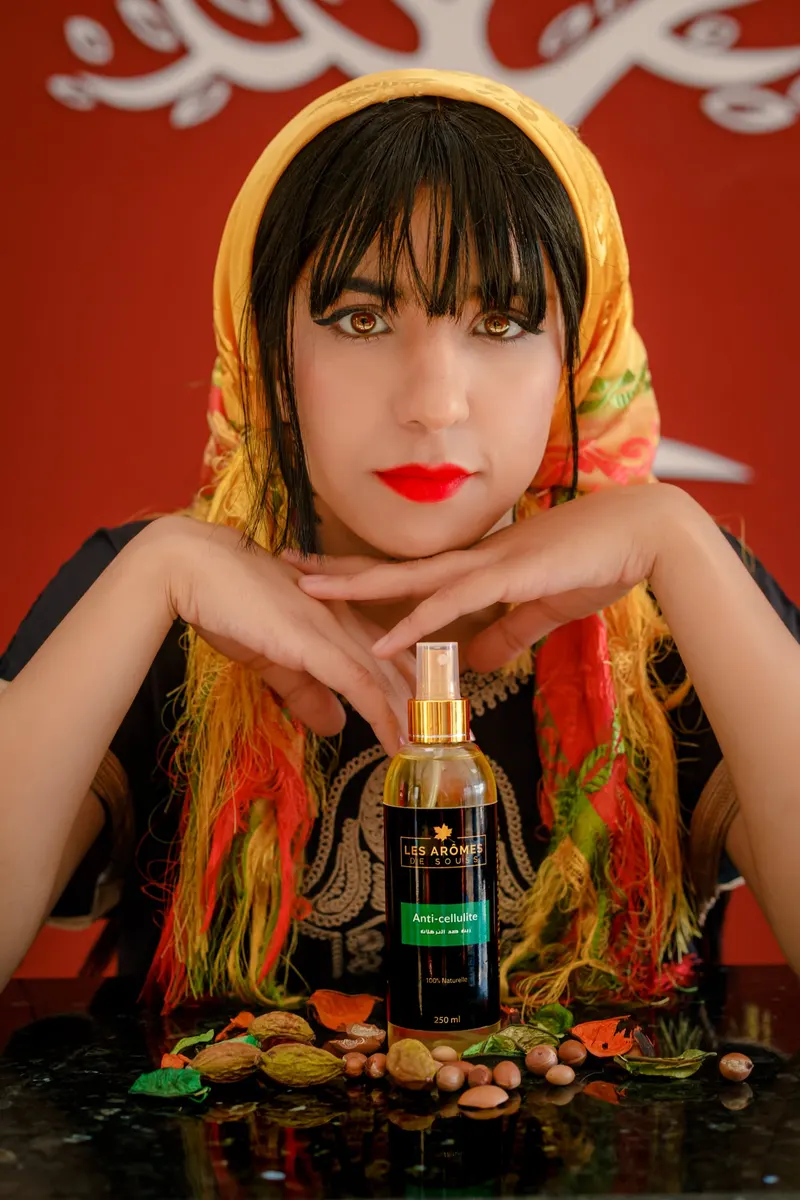 Modèle présentant les soins Les Arômes en studio - Dragonzay Photography