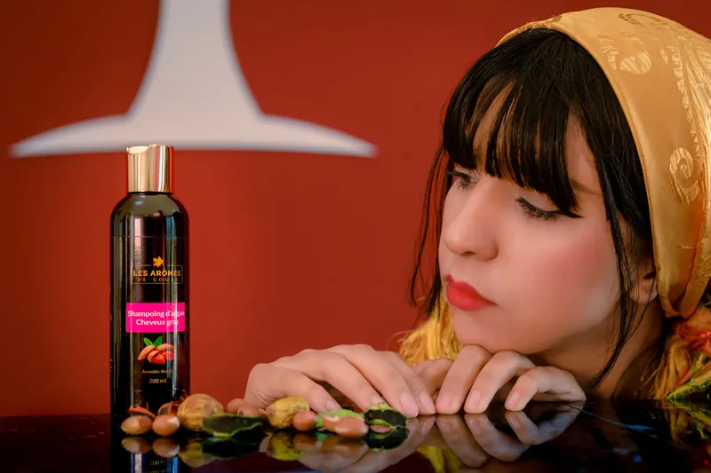 Modèle présentant les soins Les Arômes en studio - Dragonzay Photography