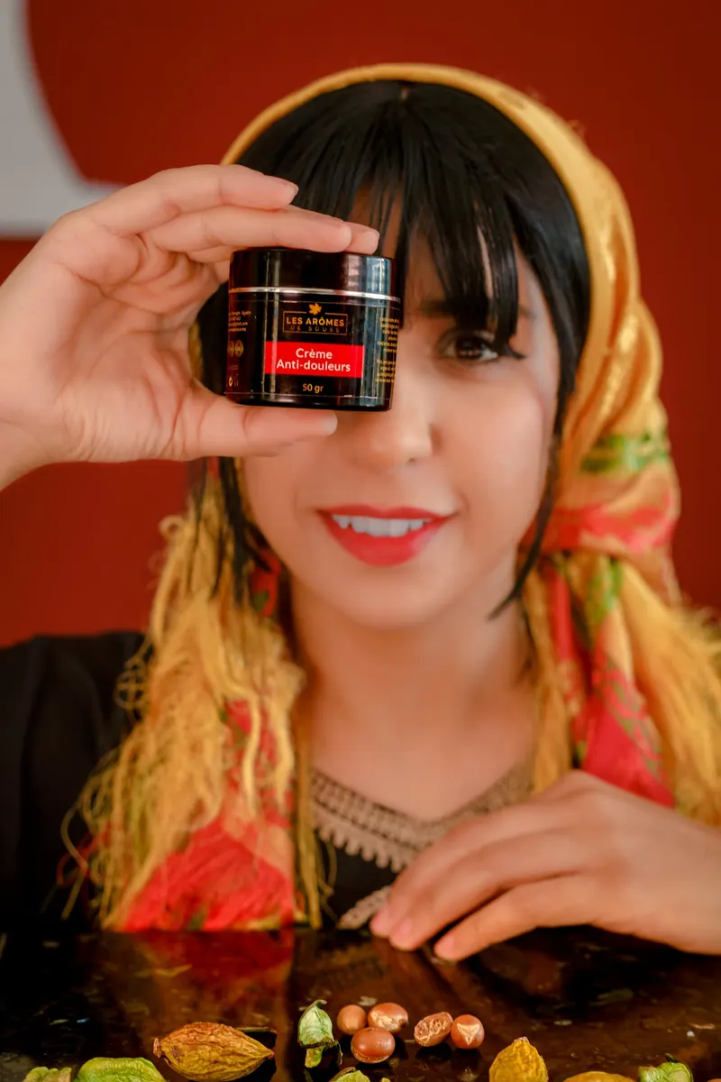 Modèle présentant les soins Les Arômes en studio - Dragonzay Photography