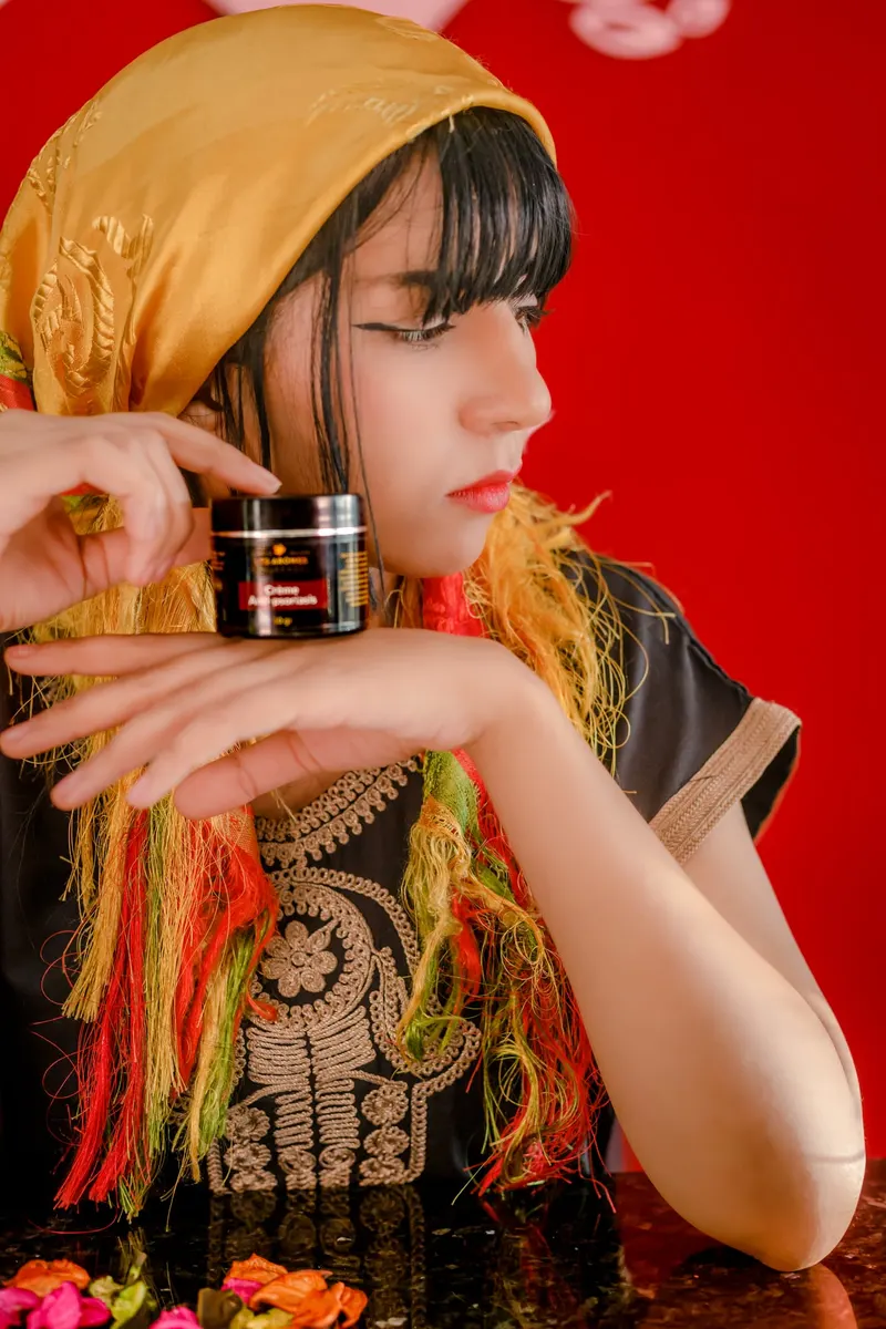 Modèle présentant les soins Les Arômes en studio - Dragonzay Photography